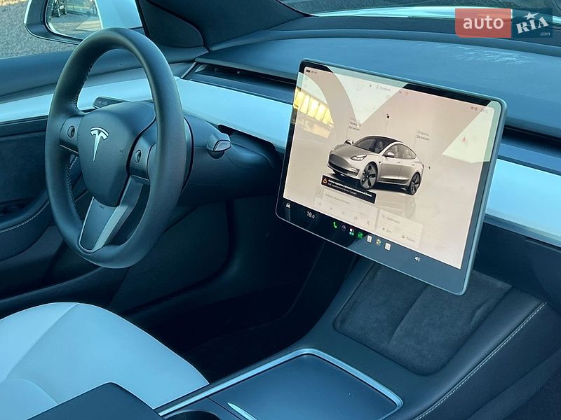 Седан Tesla Model 3 2023 в Рівному