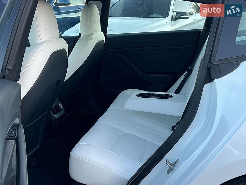 Седан Tesla Model 3 2023 в Рівному