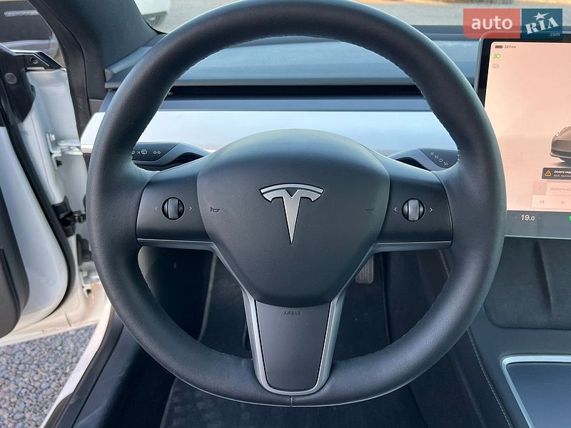 Седан Tesla Model 3 2023 в Рівному