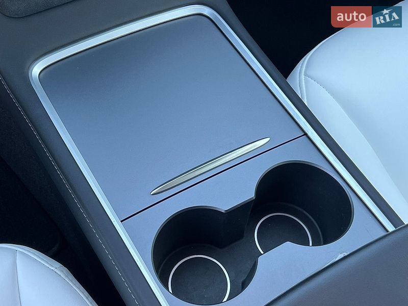 Седан Tesla Model 3 2023 в Рівному