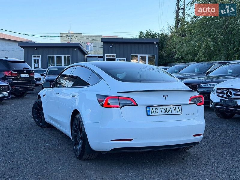 Седан Tesla Model 3 2023 в Львові