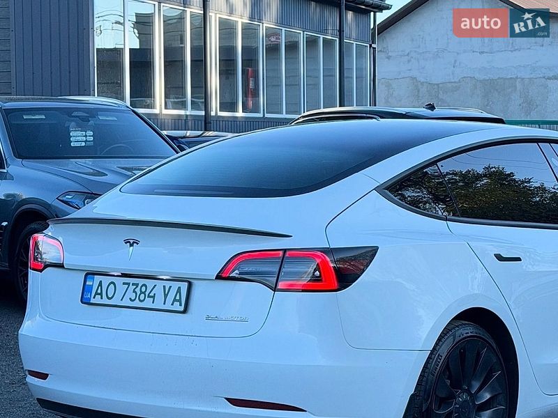 Седан Tesla Model 3 2023 в Львові