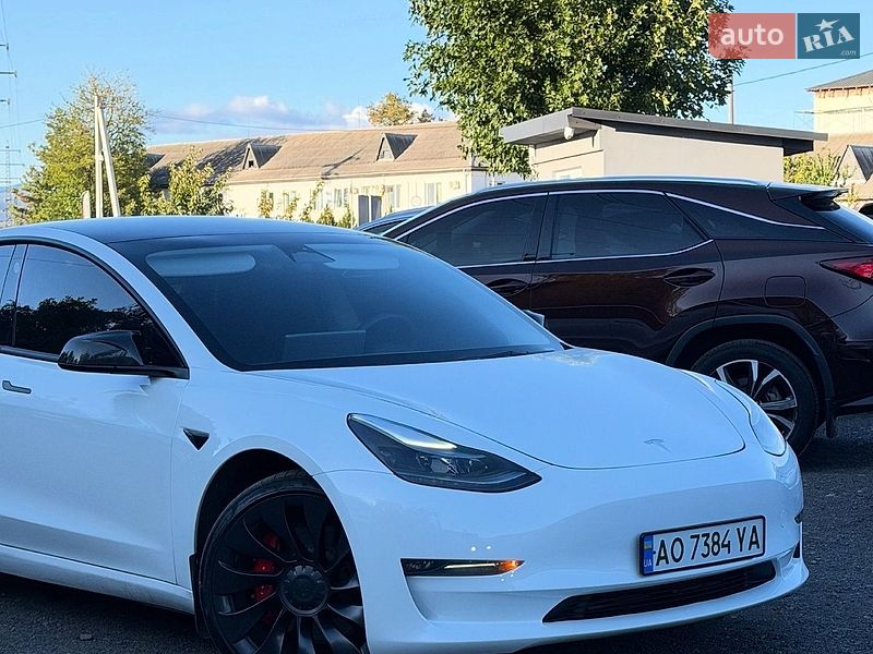 Седан Tesla Model 3 2023 в Львові