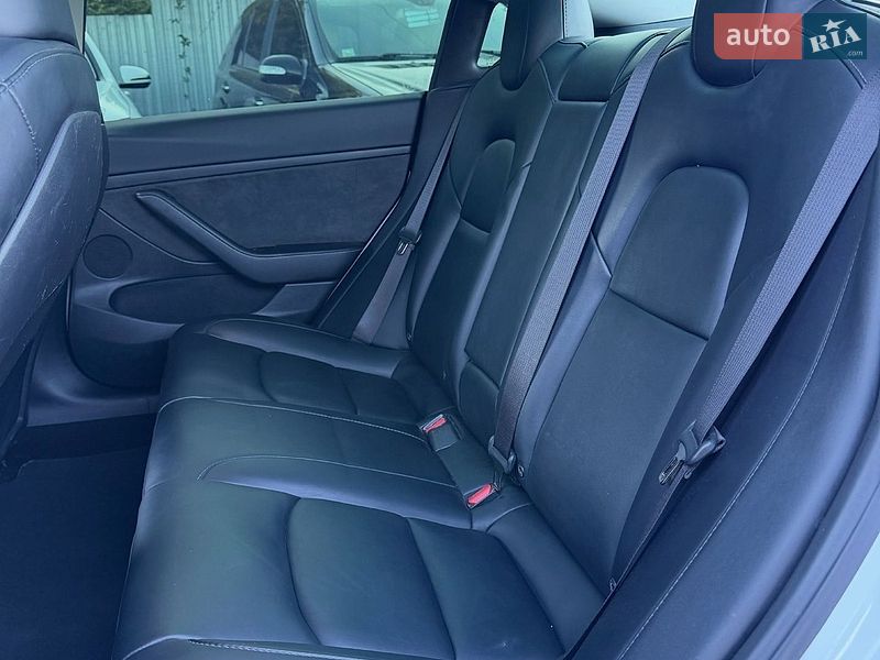 Седан Tesla Model 3 2023 в Львові