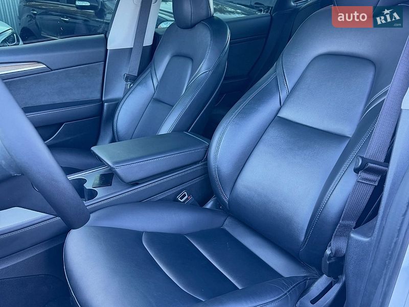 Седан Tesla Model 3 2023 в Львові