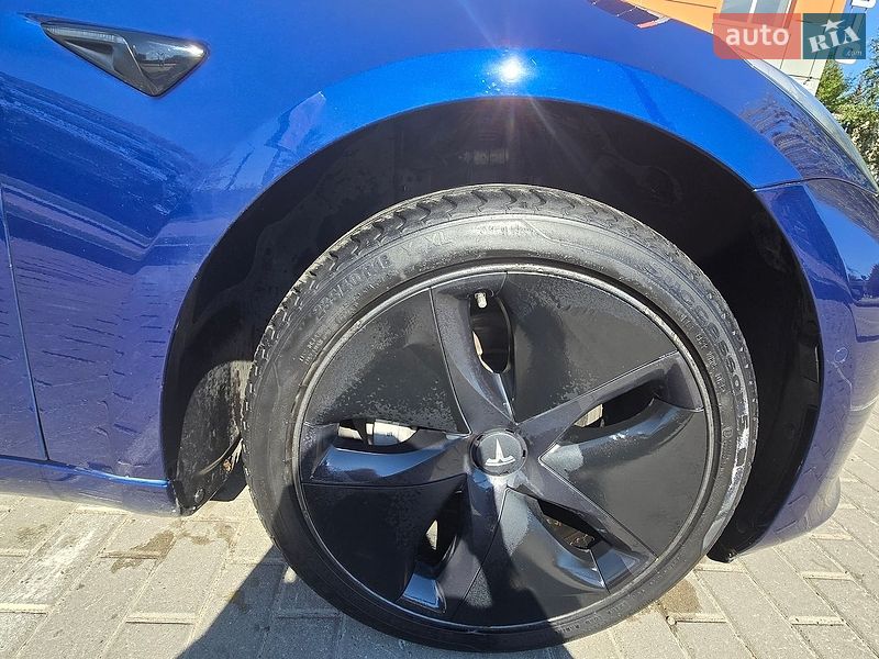 Седан Tesla Model 3 2018 в Львове