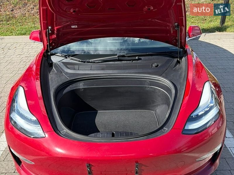 Седан Tesla Model 3 2018 в Львове