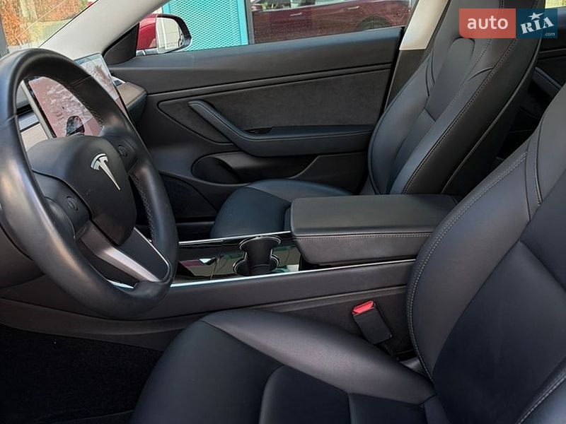 Седан Tesla Model 3 2018 в Львове
