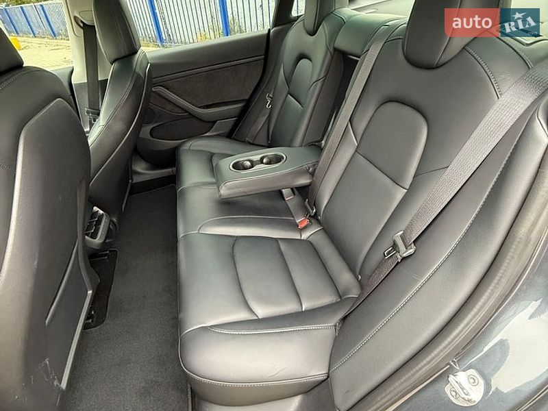 Седан Tesla Model 3 2022 в Краснограді