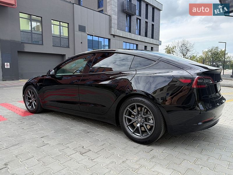 Седан Tesla Model 3 2022 в Львове