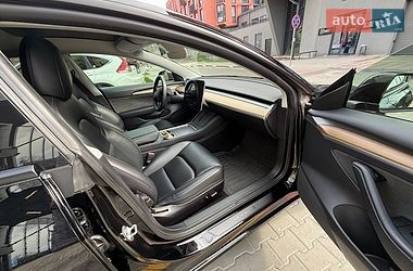 Седан Tesla Model 3 2022 в Львове