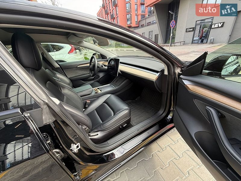 Седан Tesla Model 3 2022 в Львове