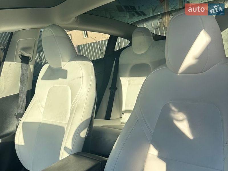 Седан Tesla Model 3 2023 в Монастыриске