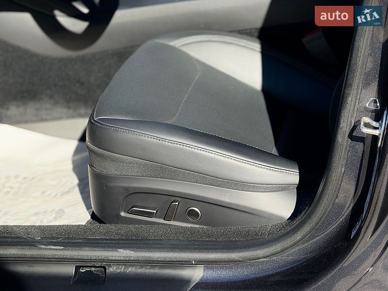 Седан Tesla Model 3 2024 в Тернополі