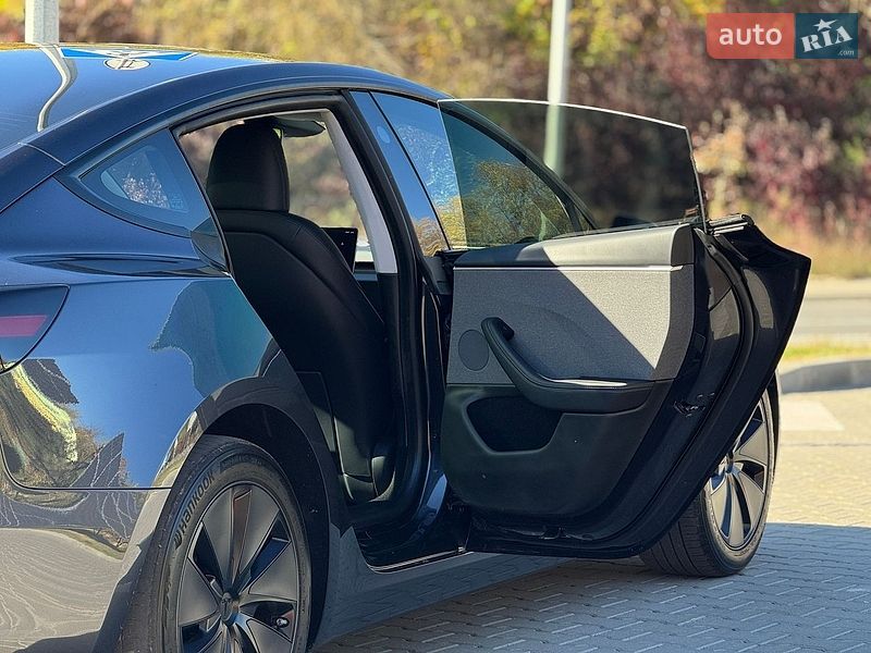 Седан Tesla Model 3 2024 в Тернополі