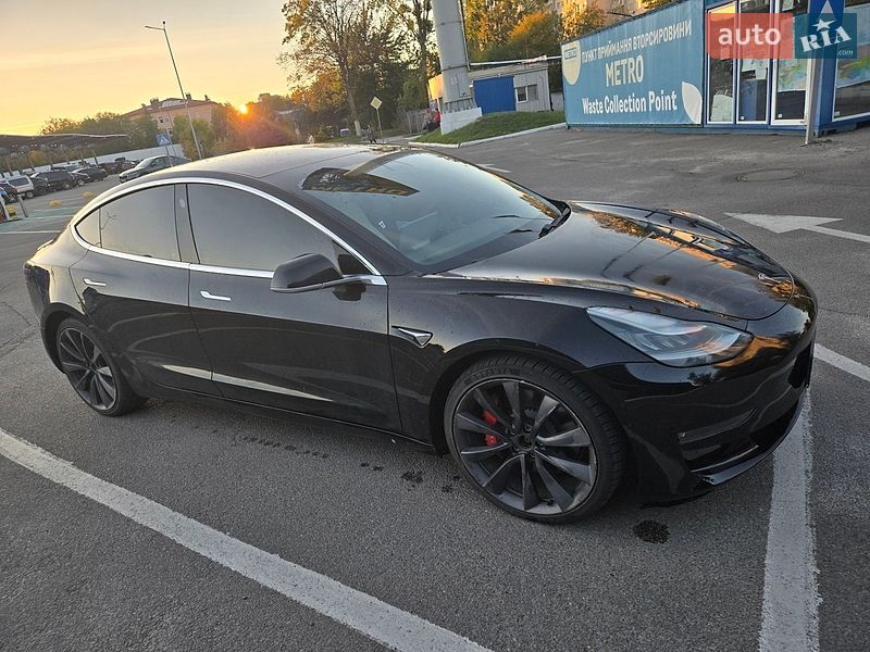 Седан Tesla Model 3 2020 в Львове