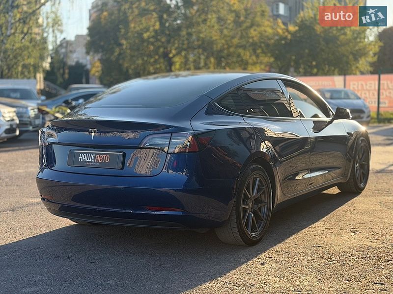 Седан Tesla Model 3 2021 в Шептицькому