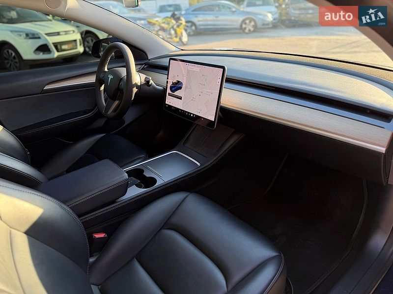 Седан Tesla Model 3 2021 в Шептицькому