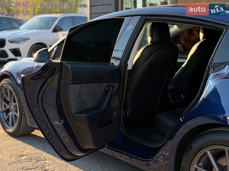 Седан Tesla Model 3 2021 в Шептицькому