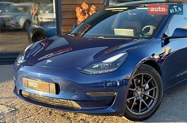 Седан Tesla Model 3 2021 в Шептицькому