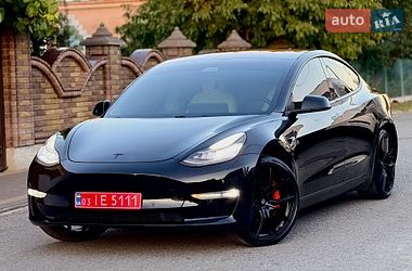 Седан Tesla Model 3 2019 в Дубні