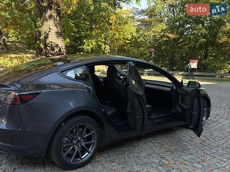 Седан Tesla Model 3 2021 в Львові
