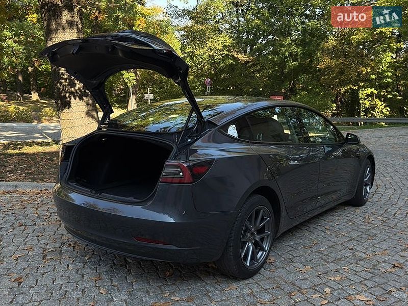 Седан Tesla Model 3 2021 в Львові