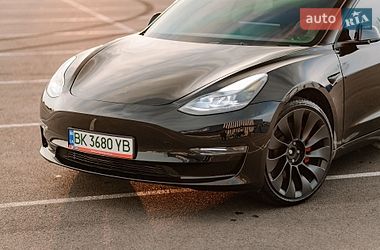 Седан Tesla Model 3 2023 в Ровно