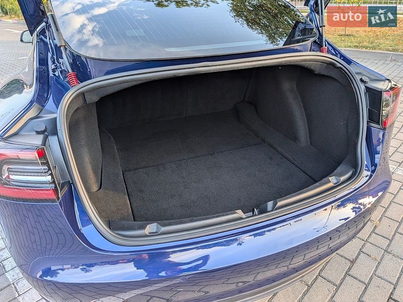 Седан Tesla Model 3 2018 в Львові