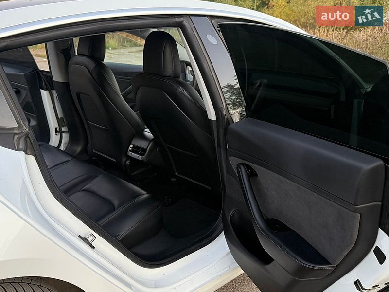 Седан Tesla Model 3 2019 в Трускавце