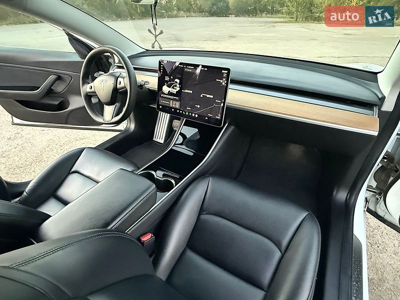 Седан Tesla Model 3 2019 в Трускавце
