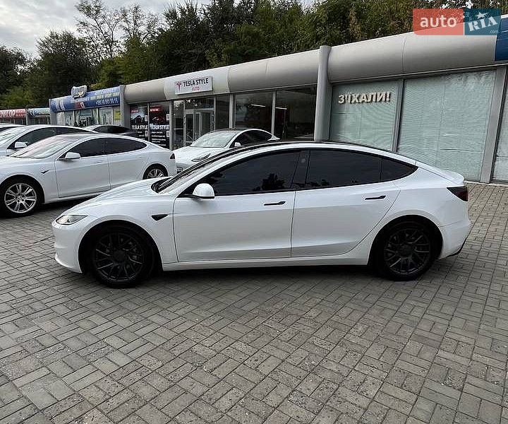 Седан Tesla Model 3 2023 в Днепре