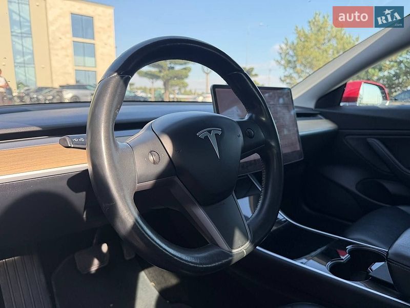 Седан Tesla Model 3 2018 в Львові