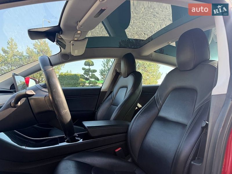 Седан Tesla Model 3 2018 в Львові