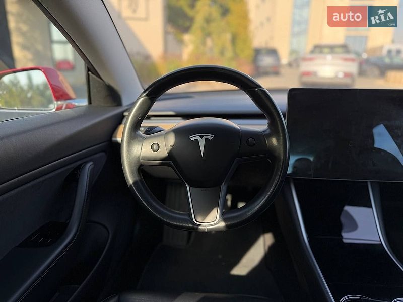 Седан Tesla Model 3 2018 в Львові