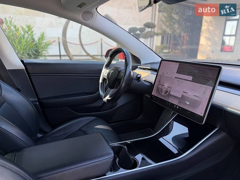 Седан Tesla Model 3 2018 в Львові