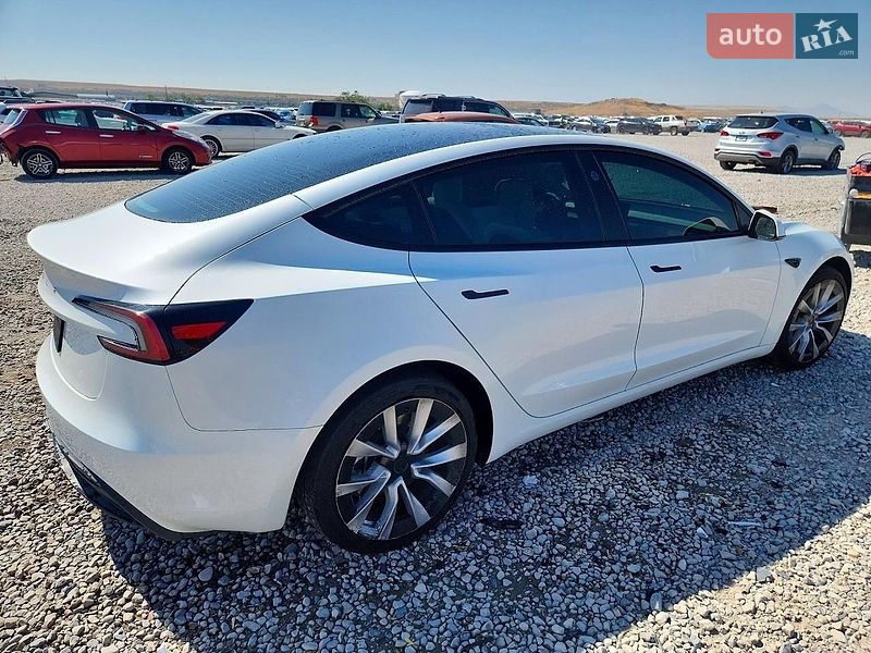Седан Tesla Model 3 2025 в Тернополі