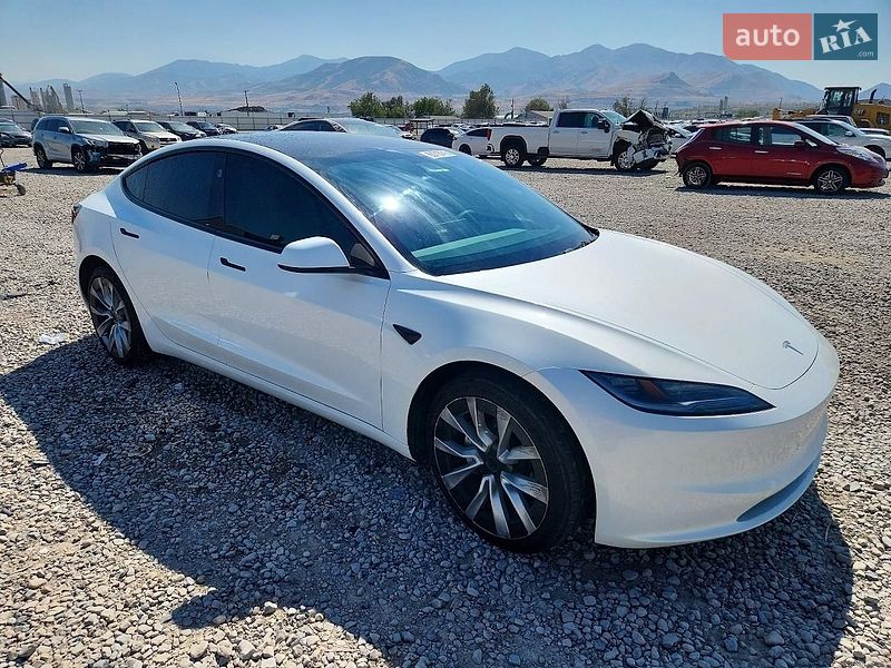 Седан Tesla Model 3 2025 в Тернополі