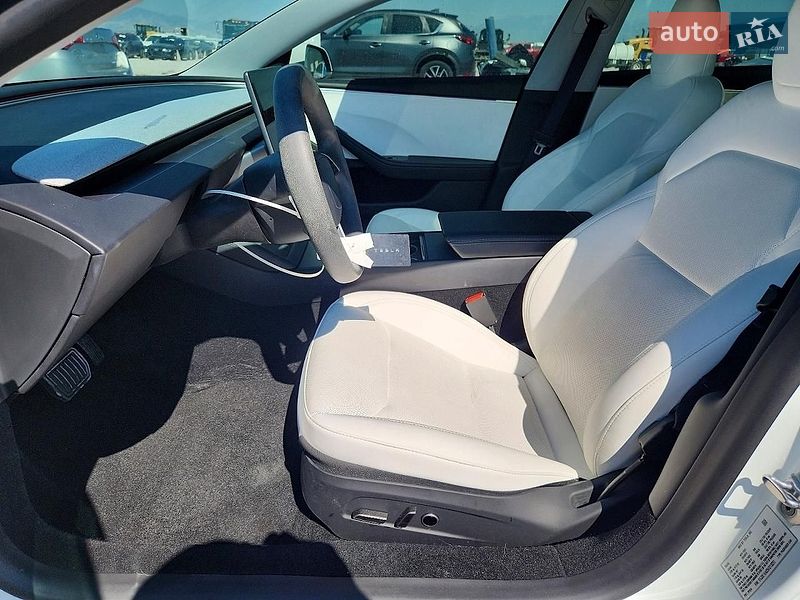 Седан Tesla Model 3 2025 в Тернополі