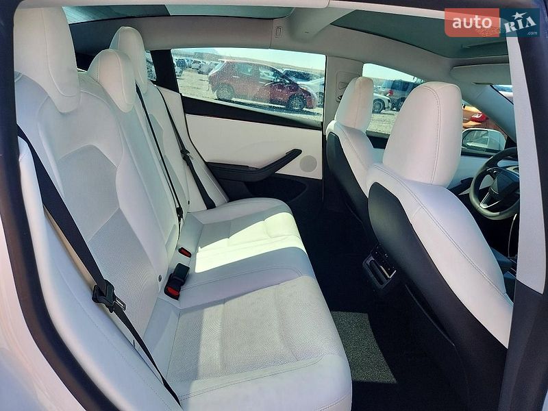 Седан Tesla Model 3 2025 в Тернополі