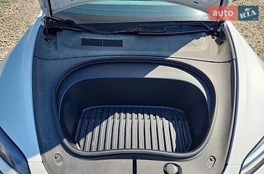 Седан Tesla Model 3 2025 в Тернополі