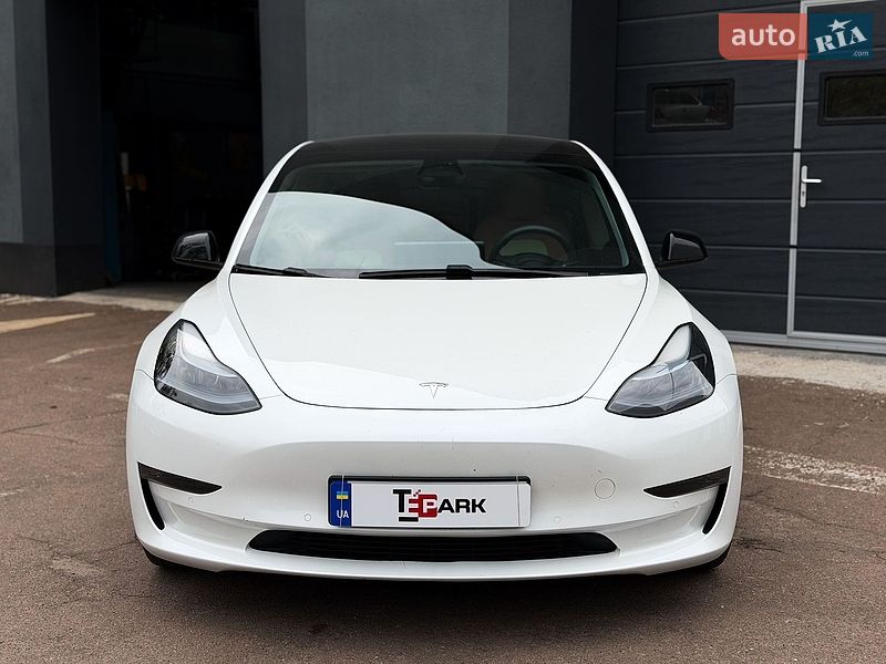 Седан Tesla Model 3 2021 в Киеве