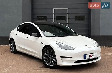 Седан Tesla Model 3 2021 в Киеве