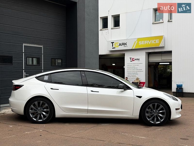 Седан Tesla Model 3 2021 в Киеве