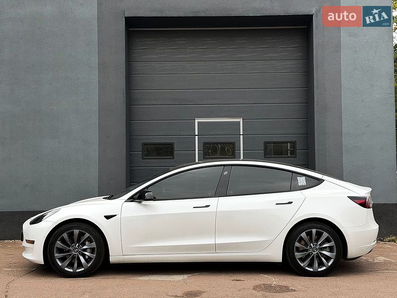 Седан Tesla Model 3 2021 в Киеве