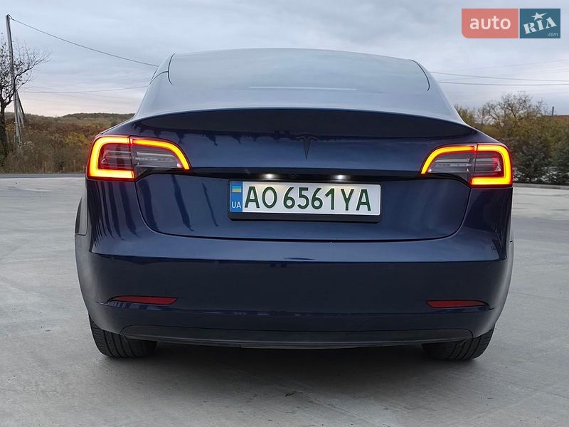 Седан Tesla Model 3 2021 в Ужгороді