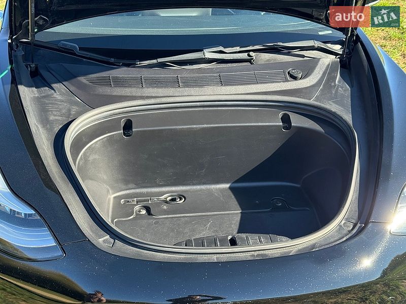 Седан Tesla Model 3 2020 в Виннице