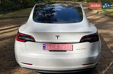 Седан Tesla Model 3 2022 в Новояворовске