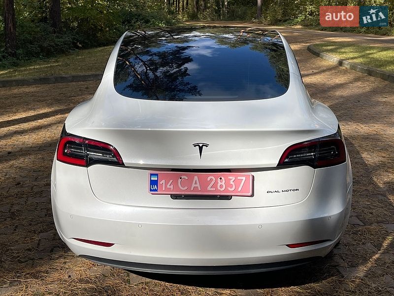 Седан Tesla Model 3 2022 в Новояворовске