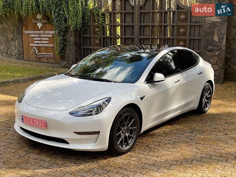 Седан Tesla Model 3 2022 в Новояворовске
